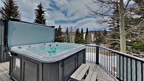 Outdoor spa tub - Mountain Escape: Sunshine, Hot Tub Soaks & Strolls — Dillon Lake Days Await! (Dillon)