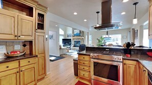 Fridge, microwave, oven, stovetop - Mountain Escape: Sunshine, Hot Tub Soaks & Strolls — Dillon Lake Days Await! (Dillon)