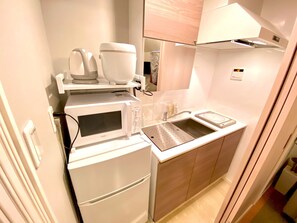 Kühlschrank, Mikrowelle, Kochgeschirr/Geschirr/Besteck