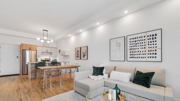 Una sala moderna con un sofá, una mesa de centro y una obra de arte en la pared.