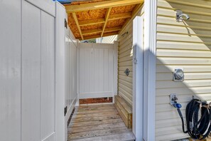 Property grounds - Seashores Sandbar- Five Bedroom, Four Bath House with Private Pool (Surfside Beach)