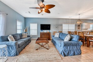 Living area - Seashores Sandbar- Five Bedroom, Four Bath House with Private Pool (Surfside Beach)