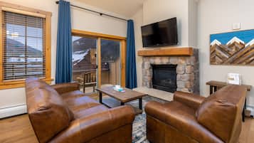 TV de tela plana, lareira