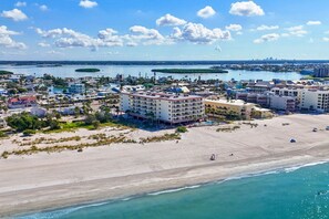 On the beach - 2b/1.5b - Intercoastal Views - Madeira Norte #505 (Madeira Beach)