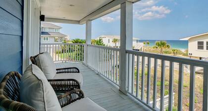 Experience island life with amazing views and easy beach access! 6BR, 5BA