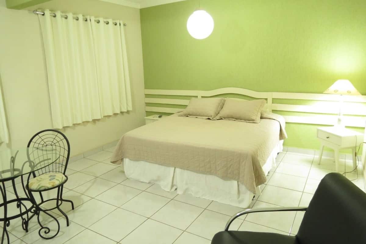 Chambre Deluxe, 1 chambre | Salle de bain | Douche, serviettes fournies