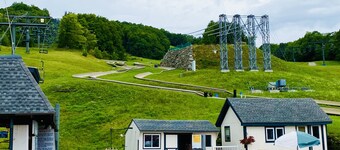 5 min drive to Stratton, 1 min to Pikes Falls, fire pit, electric fireplace!