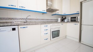 Kühlschrank, Mikrowelle, Ofen, Geschirrspüler