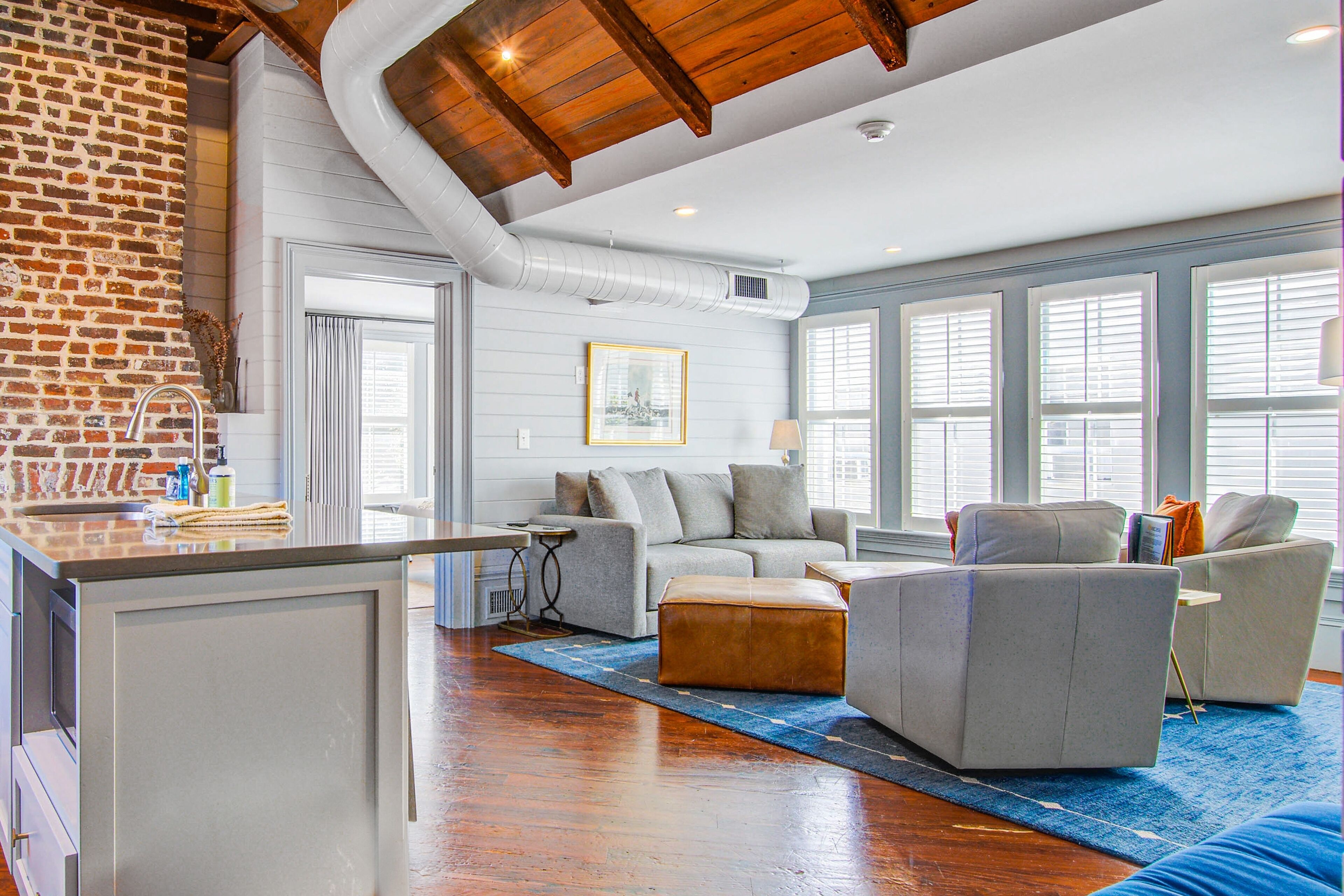 Completely renovated condo with washer/dryer & full kitchen