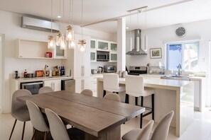 Fridge, microwave, oven, stovetop - 8 Bedroom Luxury Villa - Absolute Seaside Property (Tower Isle)