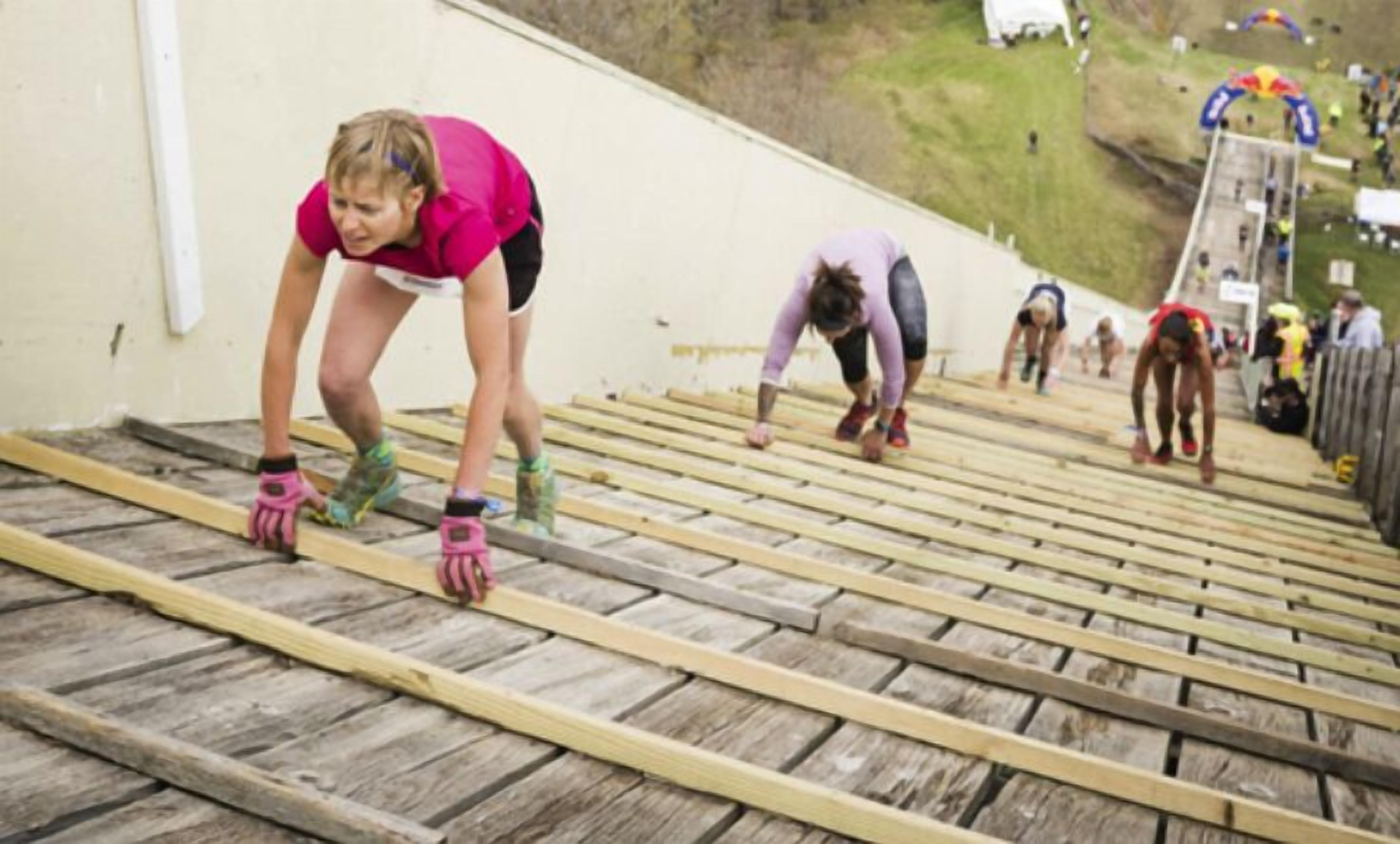 Una escalera de madera con gente subiendo.