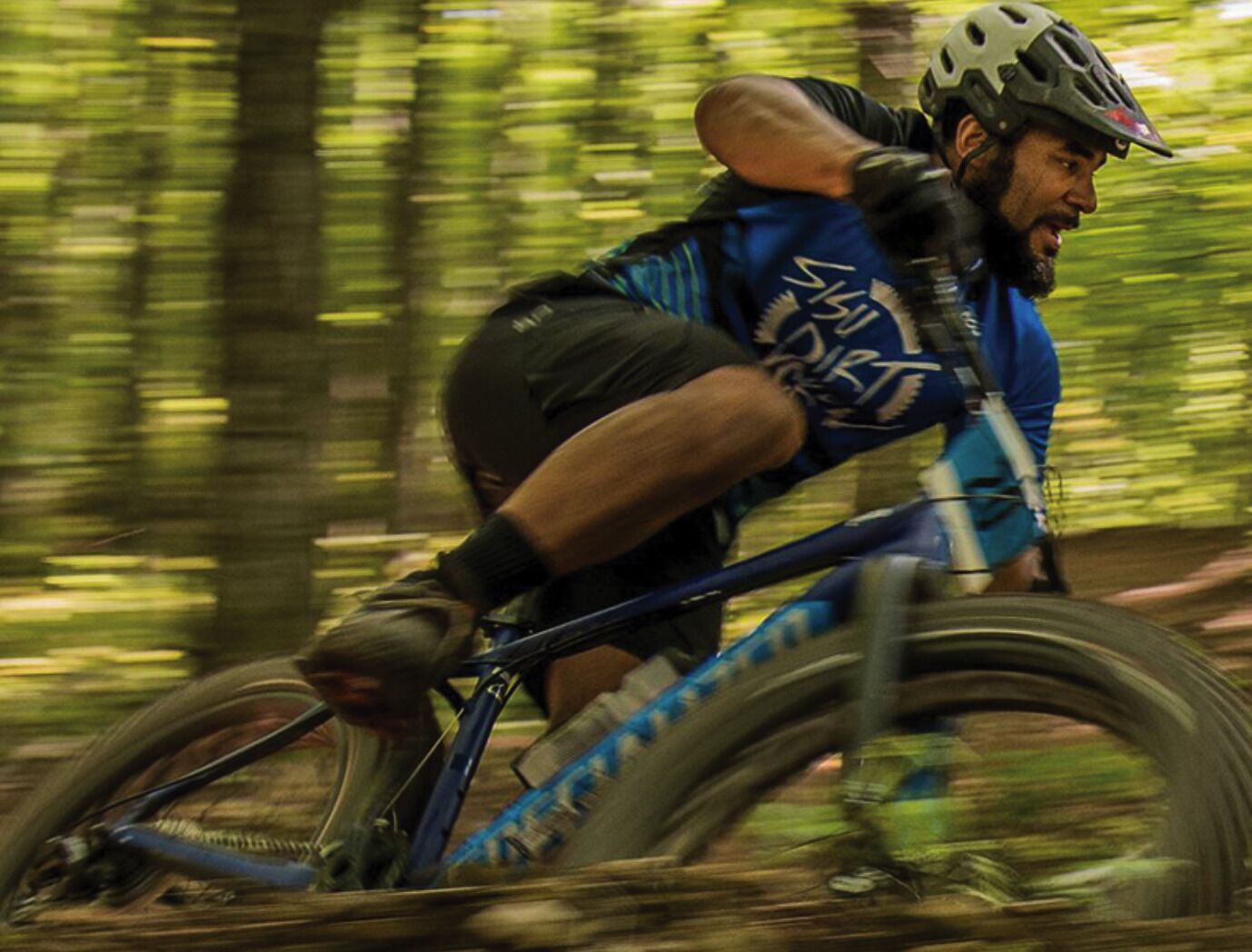 Une personne fait du vélo tout-terrain sur un sentier.
