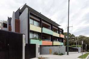 Exterior - Stylish 2-Bed Apartment with BBQ Patio Near Beach (Coogee)