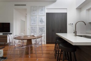 Dining - Stylish 2-Bed Apartment with BBQ Patio Near Beach (Coogee)