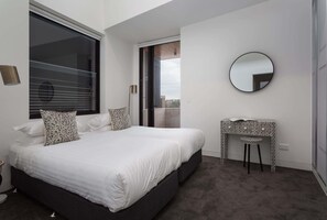 2 bedrooms, desk, iron/ironing board, WiFi - Stylish 2-Bed Apartment with BBQ Patio Near Beach (Coogee)
