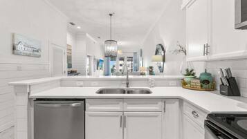 MikrovÄgsugn, spishÀll, diskmaskin och kaffe- och tebryggare