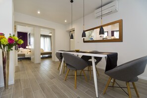 Appartement Deluxe | Coin séjour | Télévision à écran plat de 35 pouces avec chaînes par câble, télévision