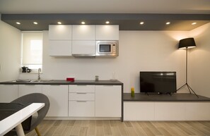 Deluxe Apartment | Private kitchen | Fridge, microwave, stovetop, dishwasher - Le Grey (Split)