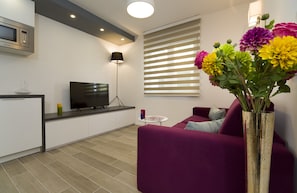 Apartamento luxo | Área de estar | TV de tela plana 35 polegadas com canais a cabo, TV