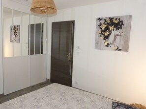 3 bedrooms, desk, iron/ironing board, free WiFi