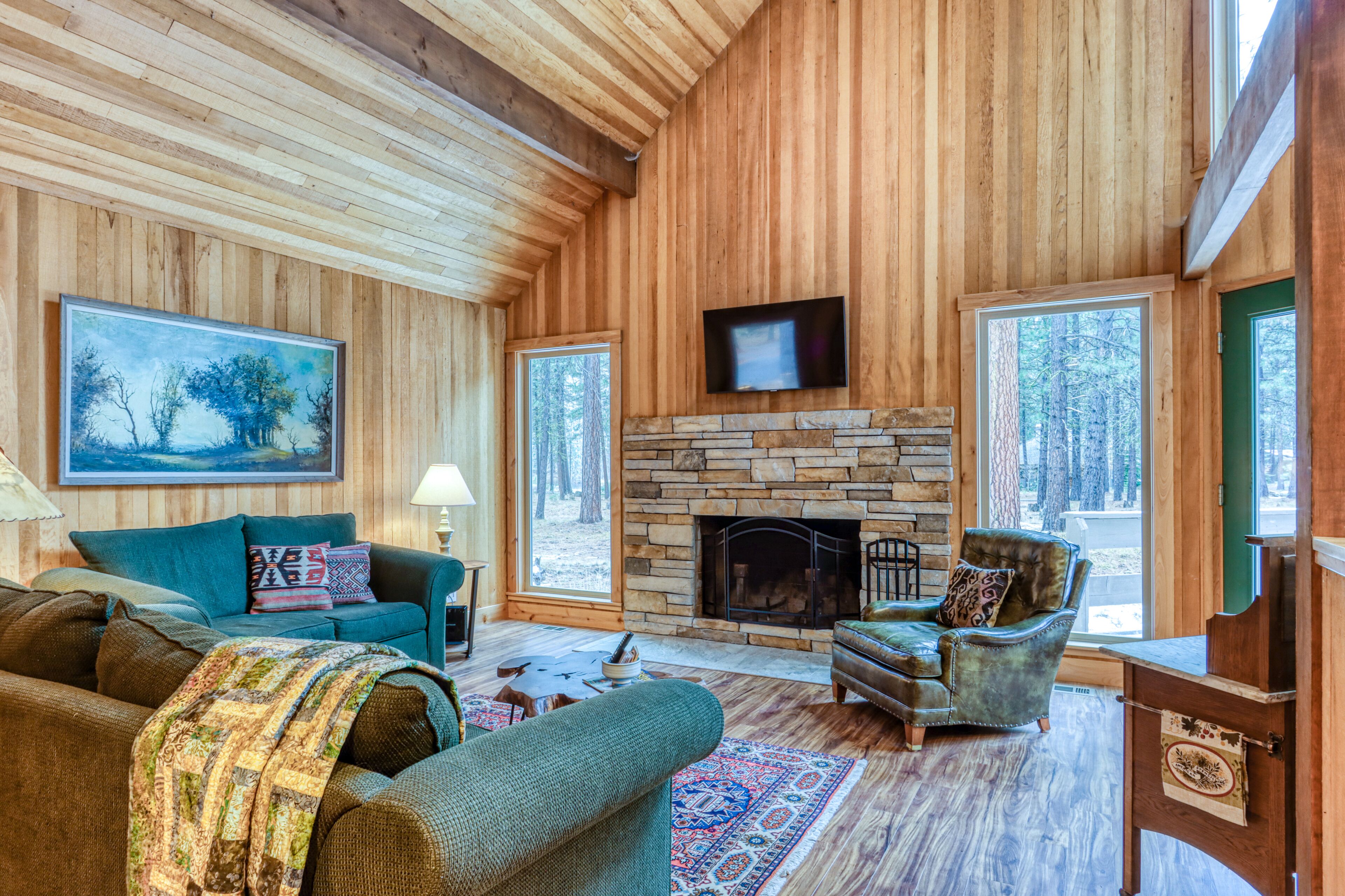 Light-filled cabin with pool, hot tub, & high-speed WiFi