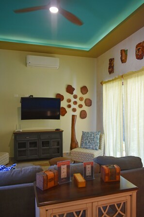 32 インチの薄型テレビ (ケーブル放送視聴可)、テレビ