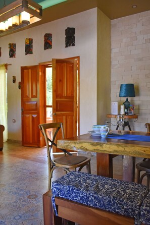 32-inch flat-screen TV with cable channels, TV - Villa Unahana (Valladolid)