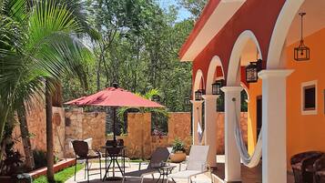 Una piscina al aire libre