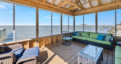 Huge Estate Bay w/main house + 2 additional private cottages, pool, pier