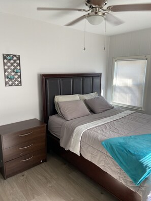 Room - Lake Cottage Retreat (Lowell)