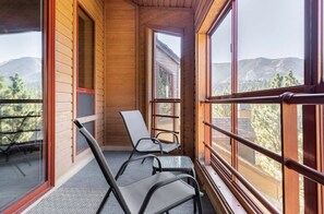 Property grounds - Aspen 230-Walking distance to the ski area with views of Mammoth Mountain! (Mammoth Lakes)