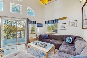 Televisión, chimenea, reproductor de DVD y futbolito 