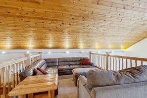 Televisio, takka, DVD-soitin, pöytäjalkapallopöytä