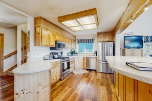 Jääkaappi, mikroaaltouuni, uuni, liesi