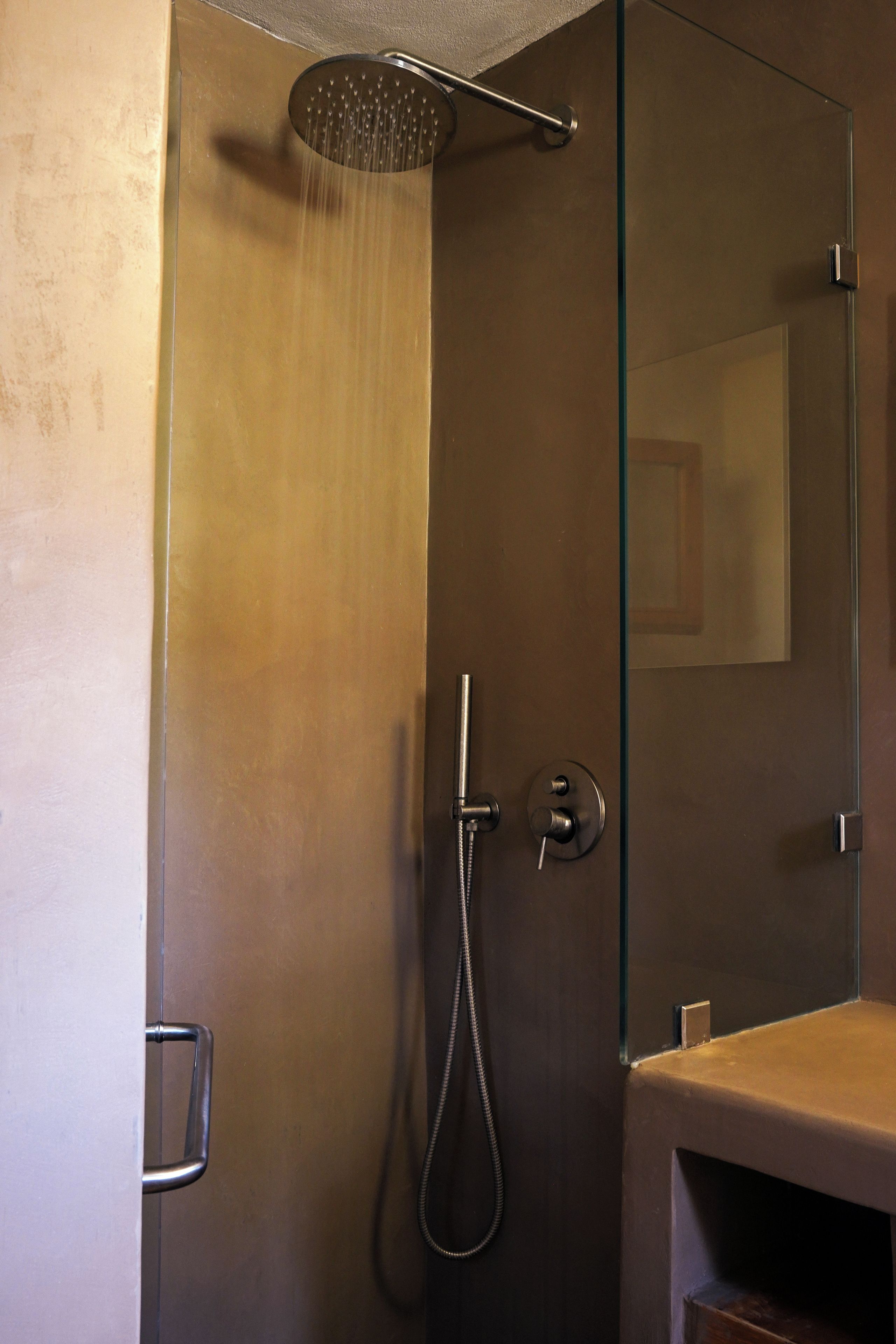 Eine Dusche mit Handbrause und Duschschlauch.