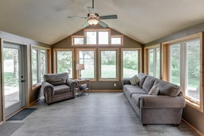 Smart TV, fireplace, DVD player - Summer is Here! Cozy Cabin - GOLF/LAKE/FIRE PIT/SHOPS (Pequot Lakes)