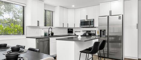 Kühlschrank, Mikrowelle, Ofen, Herdplatte