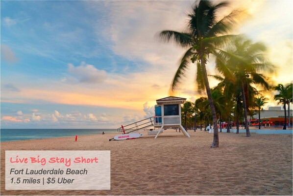Ubicación cercana a la playa, tumbonas y toallas de playa