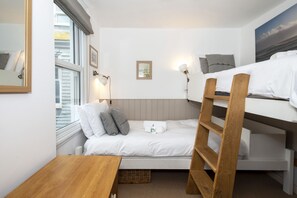 2 bedrooms, iron/ironing board, WiFi, bed sheets - 3 Victoria House - Downalong St Ives – Sleeps 4 – Sea Views (St Ives)