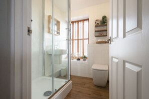 Shower, hair dryer, towels - 3 Victoria House - Downalong St Ives – Sleeps 4 – Sea Views (St Ives)