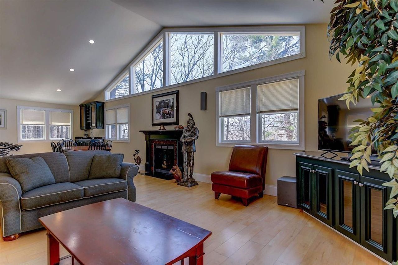 Location! Walk to Town with Hot Tub and Game Room! 