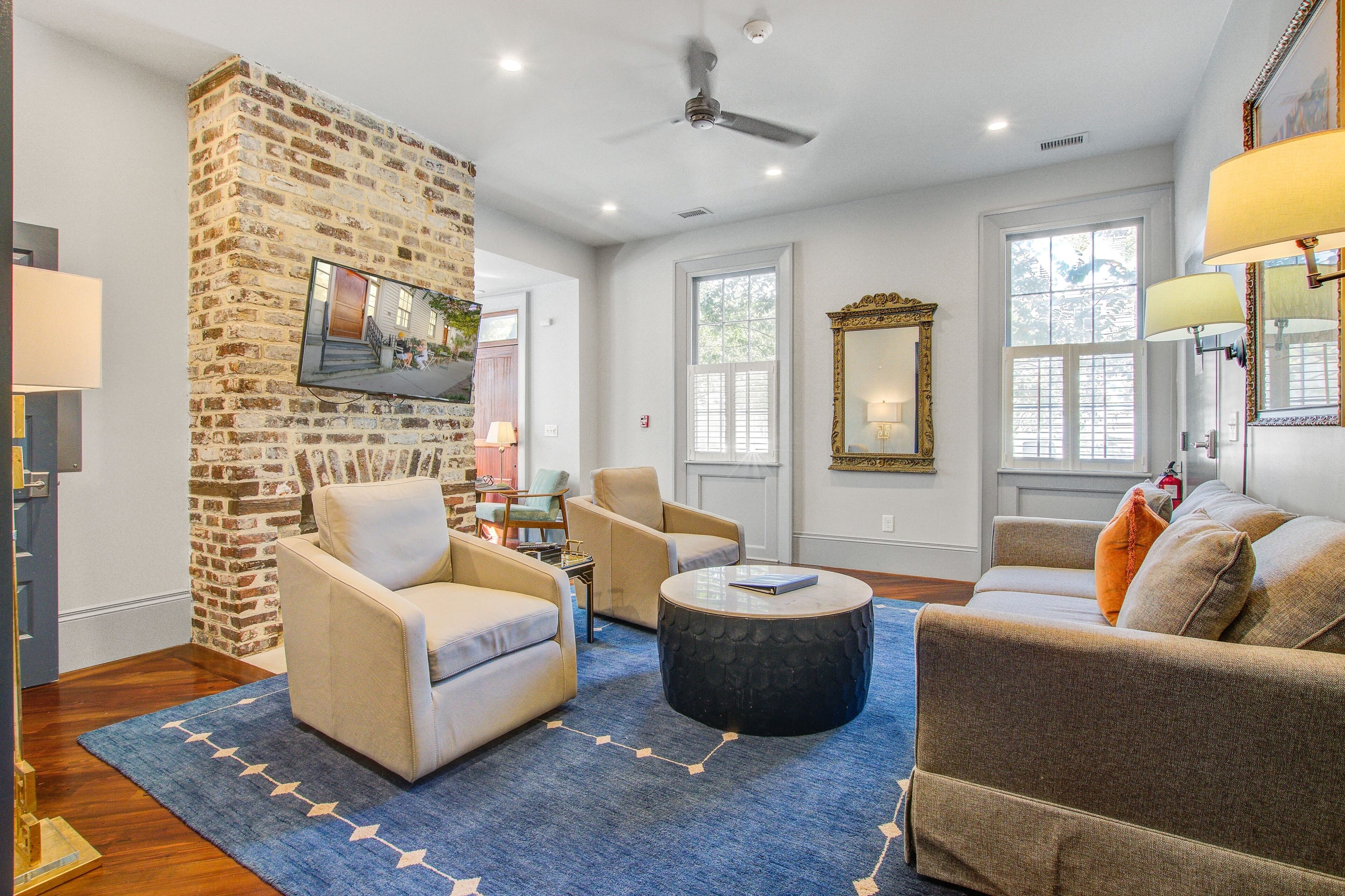 Spacious 3-story condo with washer/dryer & full kitchen