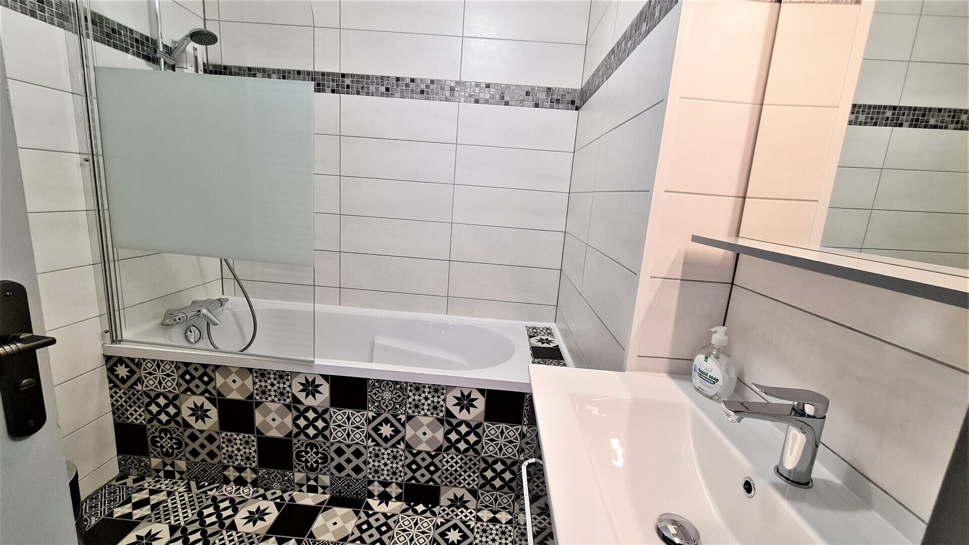 Een bad, een haardroger, handdoeken, zeep