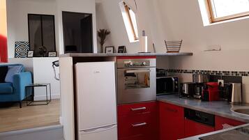 Réfrigérateur, micro-ondes, four, plaque de cuisson