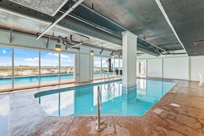 Innendørsbasseng og utendørsbasseng