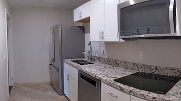Full-size fridge, microwave, oven, stovetop