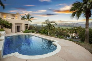 Una piscina al aire libre, una piscina climatizada