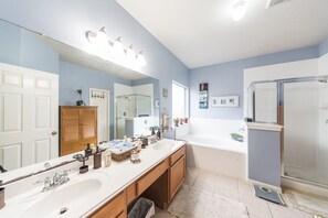 Ensemble douche/baignoire, sèche-cheveux, serviettes fournies, savon