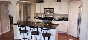 ثلاجة، ميكروويف، فرن، موقد طهي مسطح