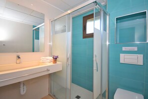Bathtub, towels